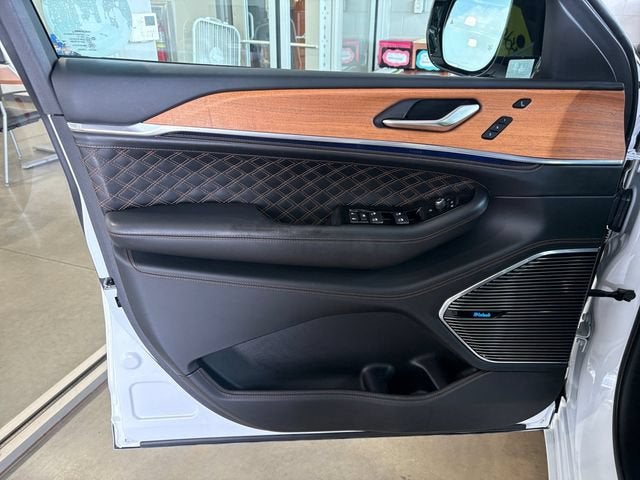 2023 Jeep Grand Cherokee Summit